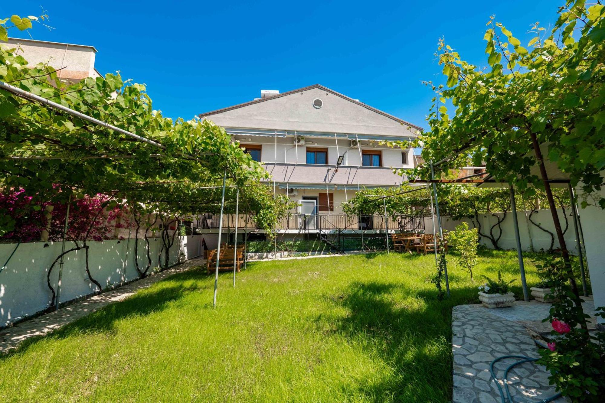 Kalpazo Kaja Vila Garden Golem  Exteriör bild